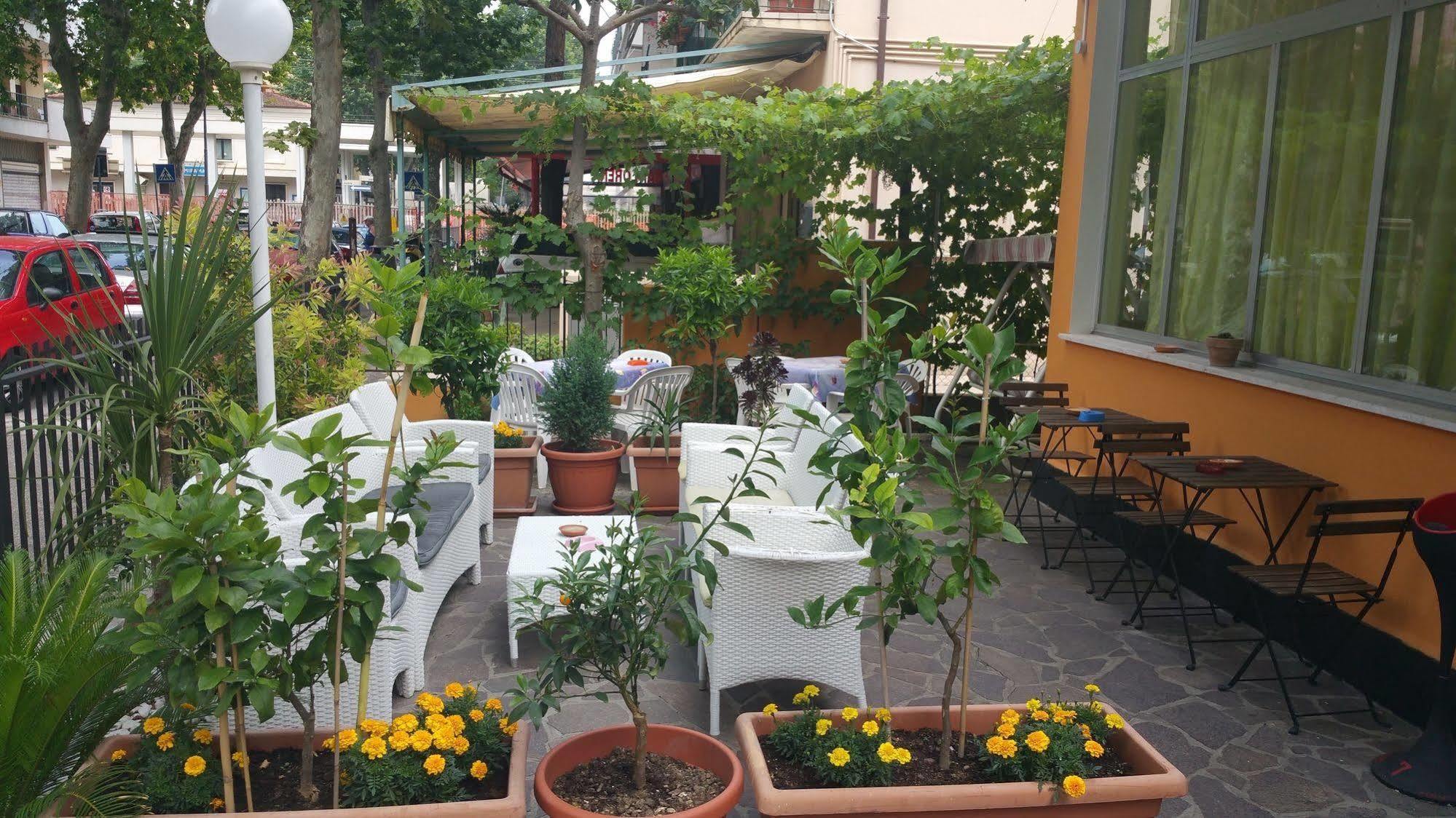 Hotel Villa Lorena Rimini Extérieur photo